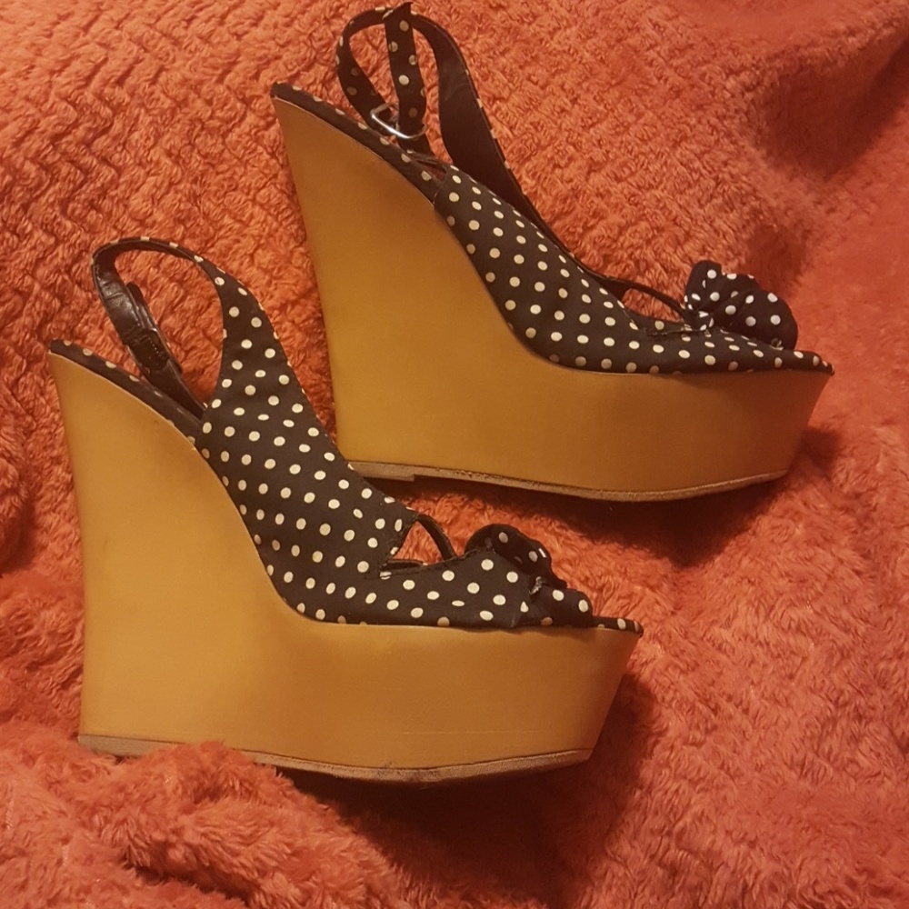 Black and white heels - Picture 3 of 3
